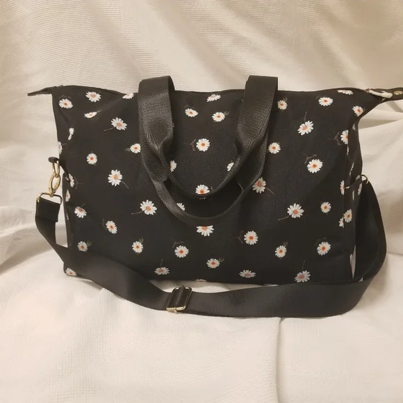 Alice + Olivia Daisy Print Travel Bag - Picture 13 of 16